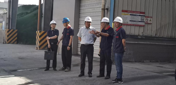 集團公司黨委委員、股份公司黨委書記、總經(jīng)理蔣培進到建材公司調(diào)研