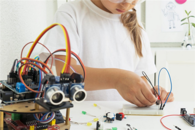 呦呦優(yōu)卡機器人教育